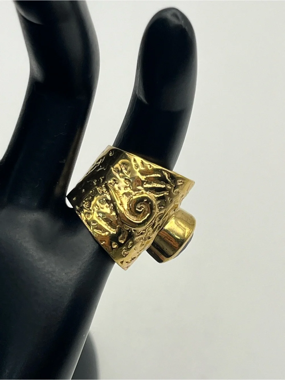 Italy wide textured gold tone band ring size 5 purple glass stone vintage